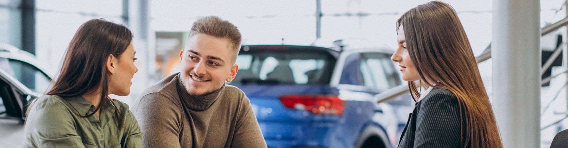 ¿Puede mi pareja o mi hijo conducir mi coche de renting?