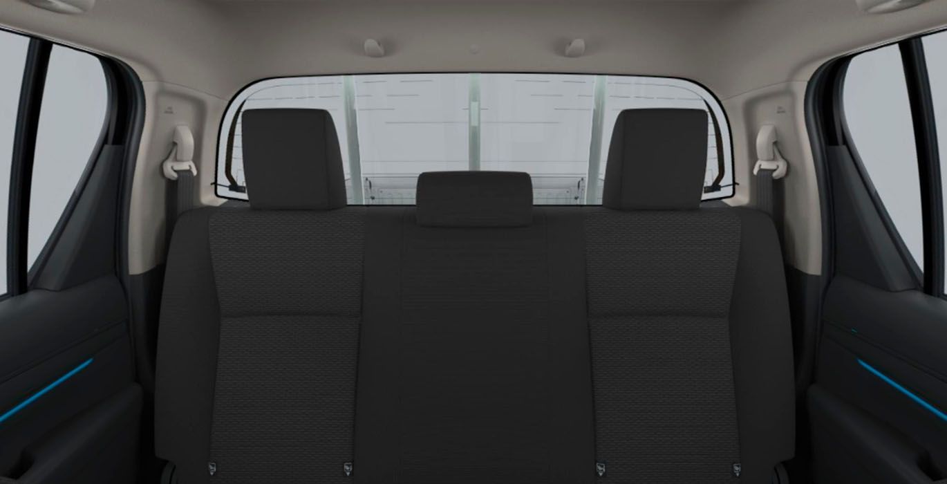Toyota Hilux 2.4 d-4D GX Cabina Doble 5 Toyota Hilux Foto Interior Trasera | Avanti Renting