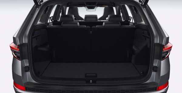 SKODA Kodiaq Sportline 2.0 TDI 150cv DSG interior trasera | Avanti Renting
