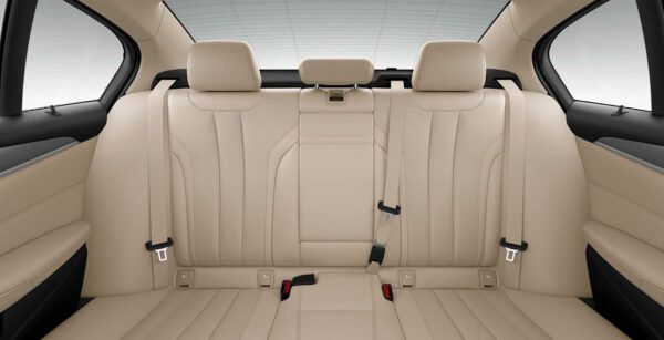 BMW Serie 5 520d interior trasera | Avanti Renting