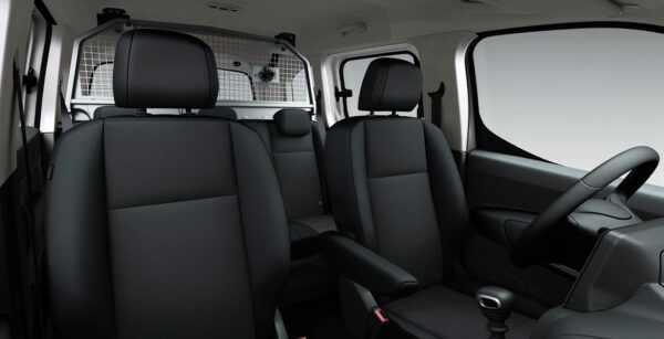 Opel Combo Life 1.5 TD Business Edition interior trasera | Avanti Renting