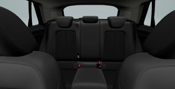 AUDI Q2 Advanced 30 TFSI interior trasera | Avanti Renting