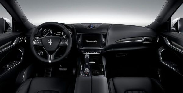 MASERATI Levante GT Hybrid interior delantera | Avanti Renting
