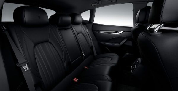MASERATI Levante GT Hybrid interior trasera | Avanti Renting