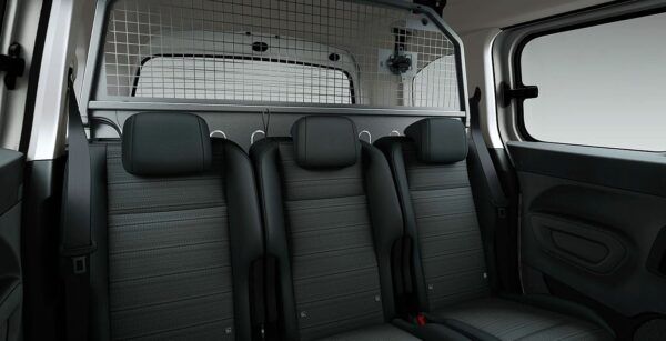 Opel Combo Life 1.5 TD Edition Plus interior trasera | Avanti Renting