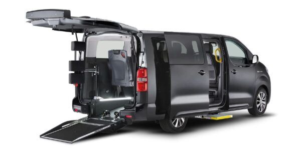 Toyota Proace Verso Shuttle VX Plus exterior trasera 3 | Avanti Renting