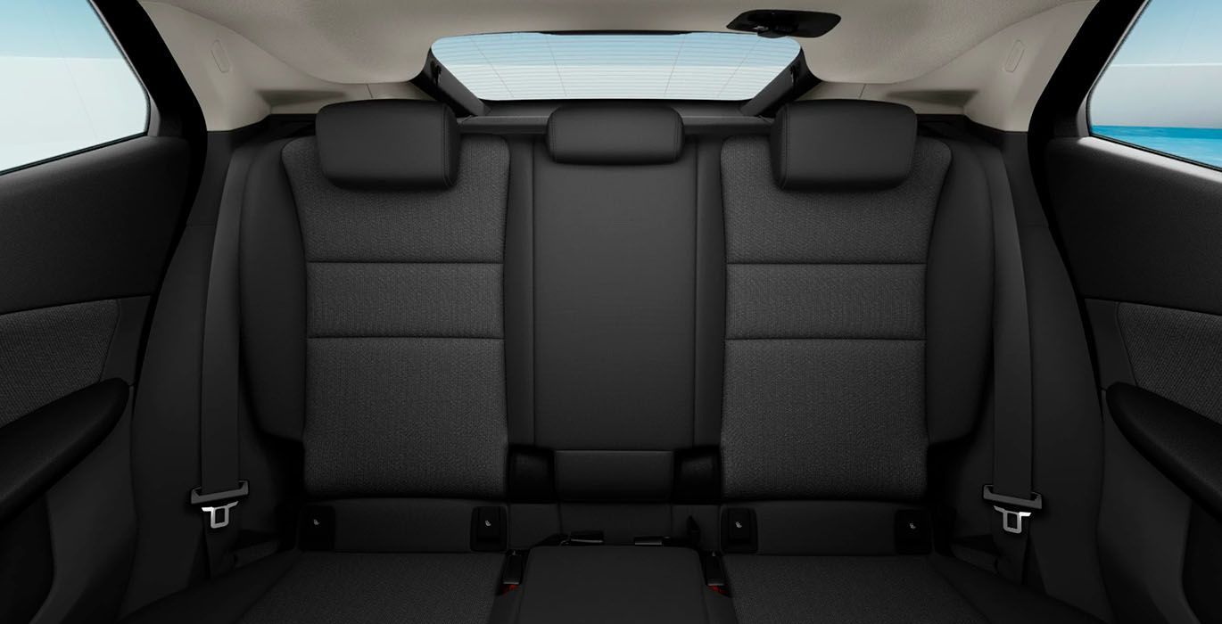 BMW X2 sDrive18d DCT interior trasera | Avanti Renting