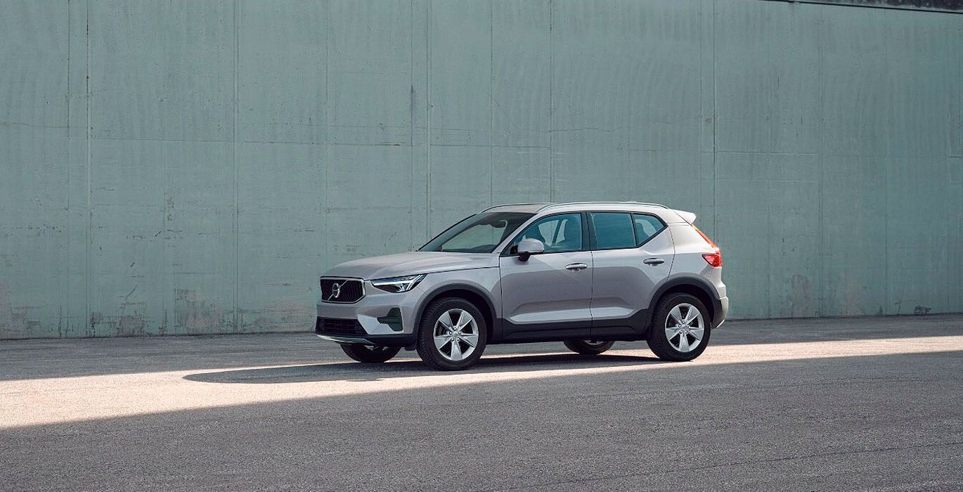 VOLVO XC40 2.0 B3 G Core Auto exterior perfil 2 | Avanti Renting