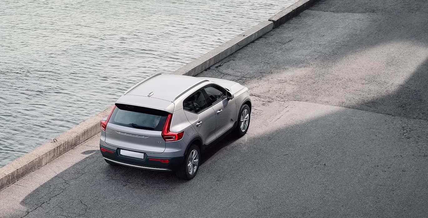 VOLVO XC40 2.0 B3 G Core Auto exterior trasera | Avanti Renting