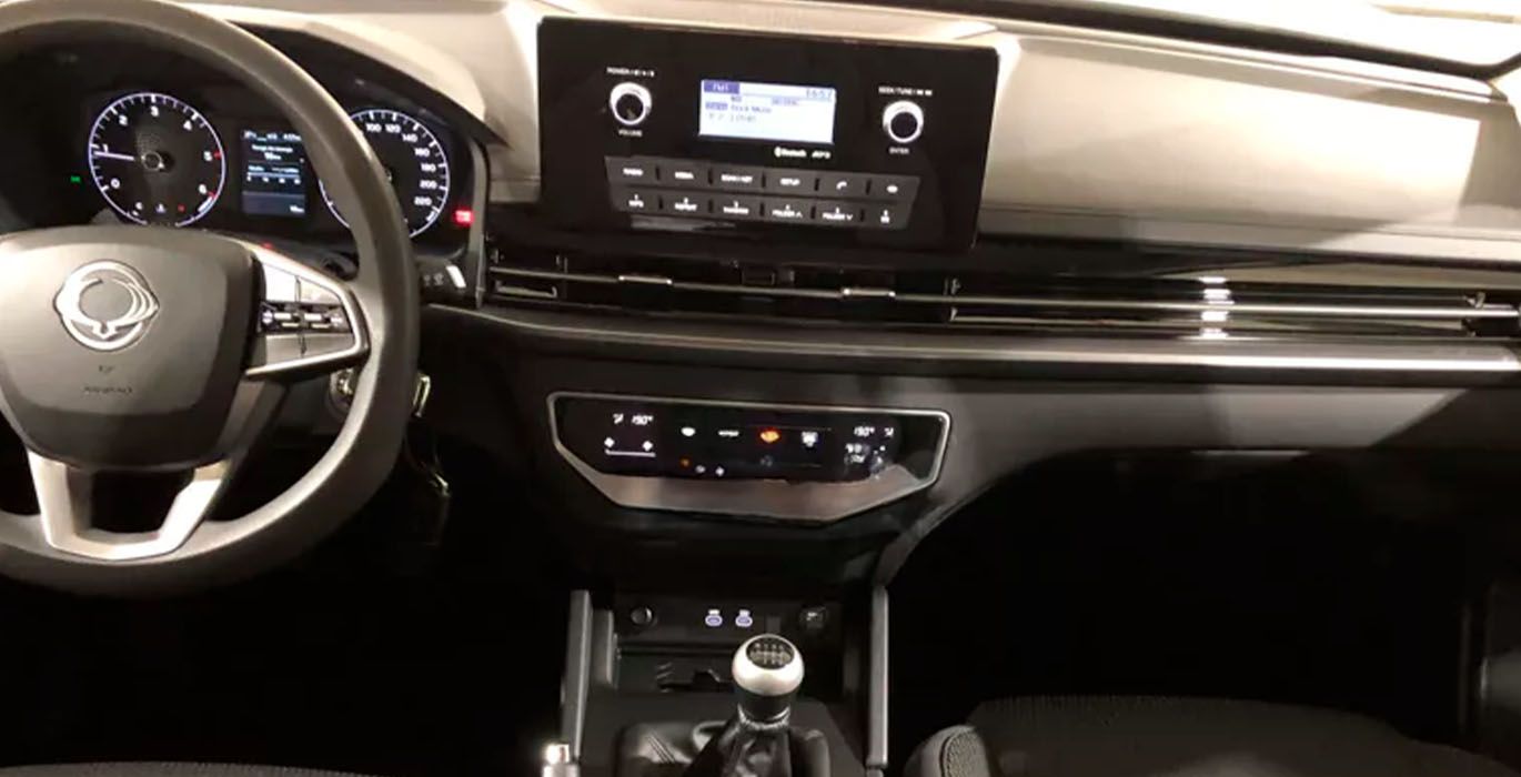 SsangYong Musso Sports D22 DTR Pro 4X4 MT interior delantera 2 | Avanti Renting