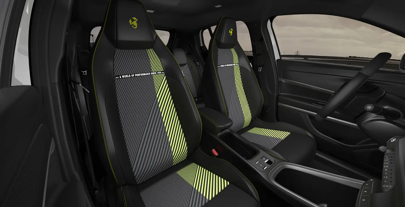 Abarth 600e Turismo interior trasera | Avanti Renting