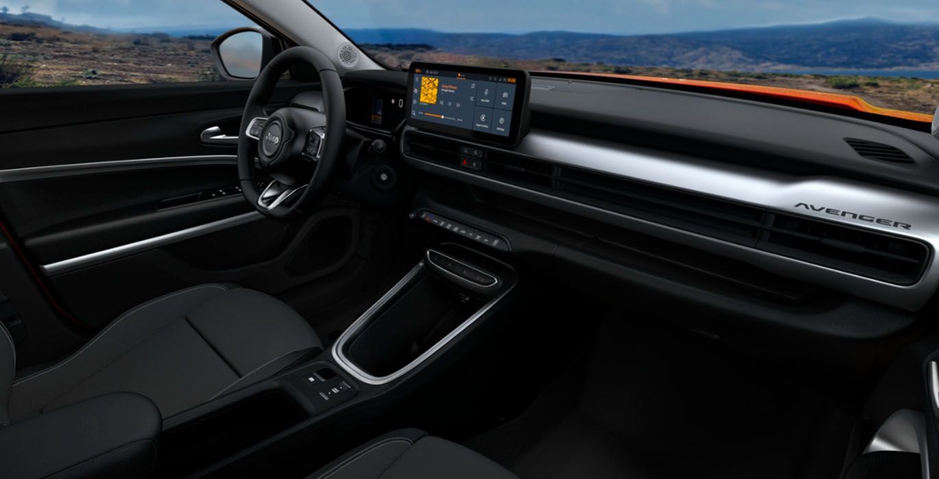 JEEP AVENGER E-HYBRID ALTITUDE 4 JEEP AVENGER MHEV 1.2 ALTITUDE 100CV interior perfil | Avanti Renting
