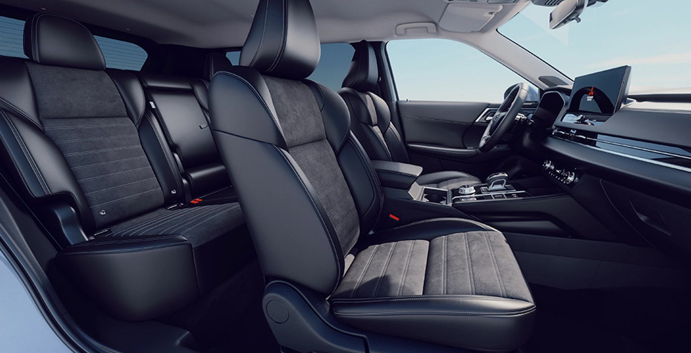 Mitsubishi Outlander PHEV Kaiteki 4WD 225kW interior delantera | Avanti Renting