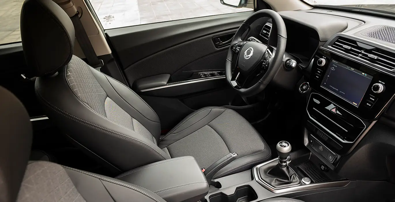 SSANGYONG Tivoli G15 Urban Plus 4x2 interior delantera 2 | Avanti Renting