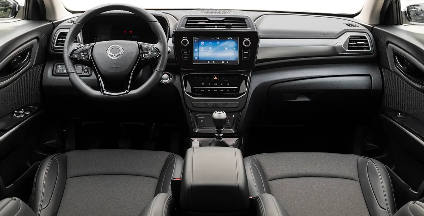 SSANGYONG Tivoli G15 Urban Plus 4x2 interior delantera | Avanti Renting