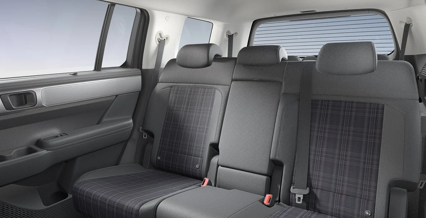 Hyundai Santa Fe Maxx 1.6 T-GDI HEV 215CV 4x4 6AT 4 Hyundai Santa Fe Maxx 1.6 T GDI HEV 215CV 4x4 6AT interior trasera | Avanti Renting