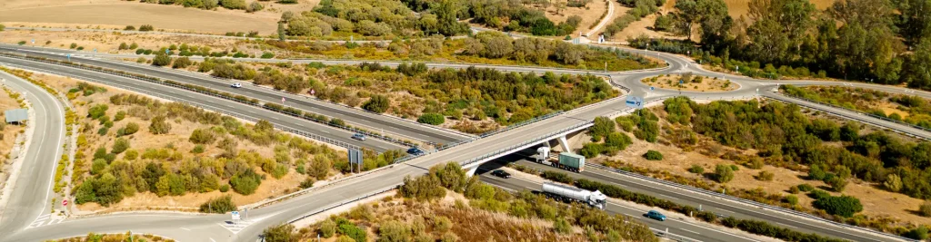 Cruce de vías: normativa, señales y prioridades en la circulación