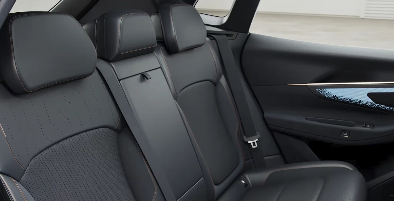 Lynk Co 08 1.5 PHEV More. interior trasera | Avanti Renting