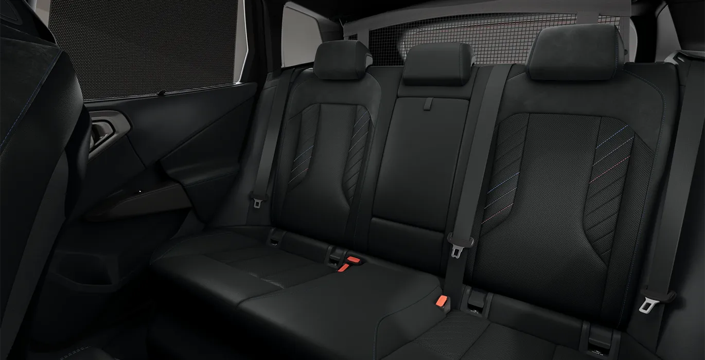 BMW X3 20d xDrive interior trasera | Avanti Renting