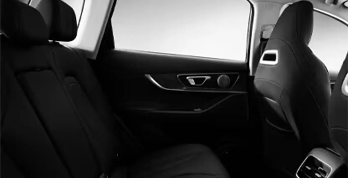 EBRO S700 1.6 TGDI Luxury 7 DCT interior trasera | Avanti Renting