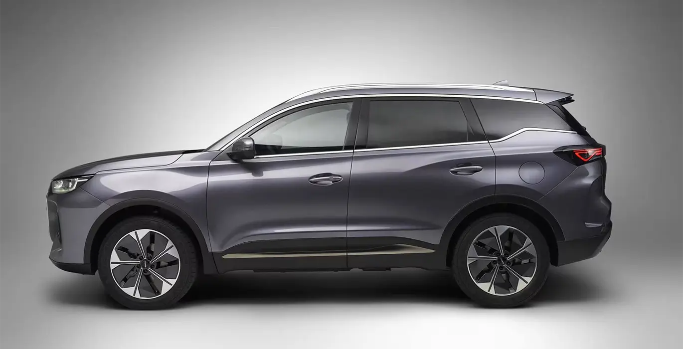 EBRO S700 1.6 TGDI Luxury 7 DCT lateral | Avanti Renting