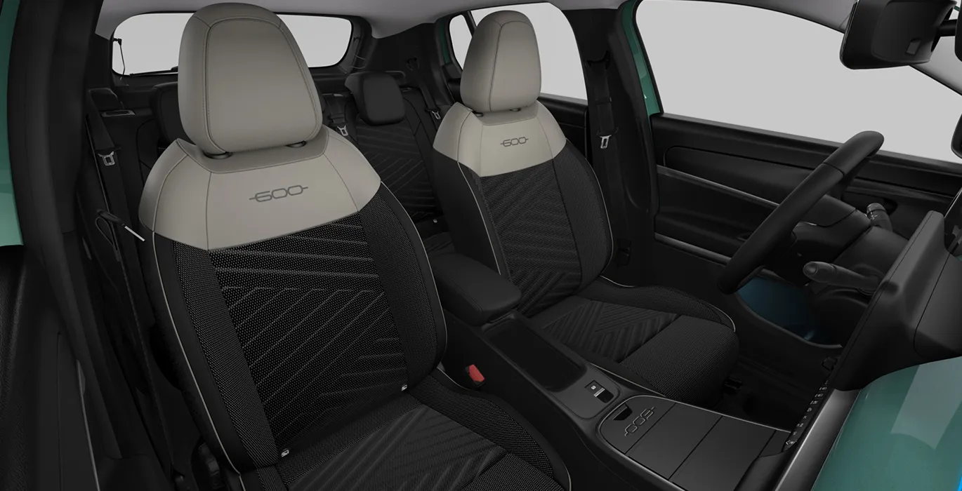 Fiat 600 ICON MHEV 1.2 110CV DDCT (AUTOMÁTICO) 4 Fiat 600 ICON MHEV 1.2 110CV DDCT AUTOMATICO interior trasera | Avanti Renting