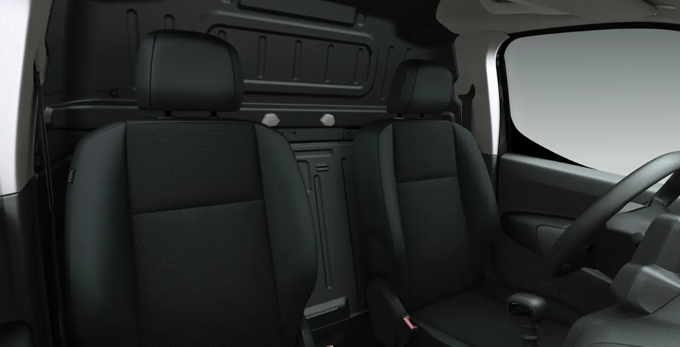 OPEL COMBO CARGO L 650KG 1.5 100HP S&S MT E6 (MANUAL) 5 OPEL Combo Cargo L 650kg 1.5 SS interior delantera III | Avanti Renting