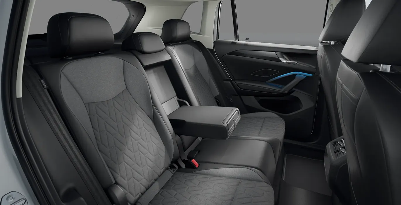 Volkswagen Tiguan Mas 1.5 TSI eHybrid 150kW 204CV DSG interior trasera | Avanti Renting