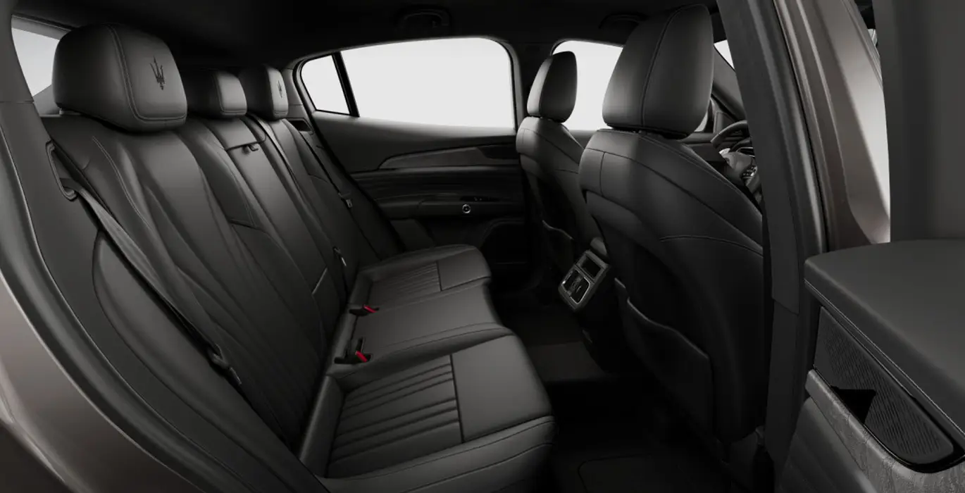 MASERATI Grecale L4 MHEV AWD interior trasera | Avanti Renting