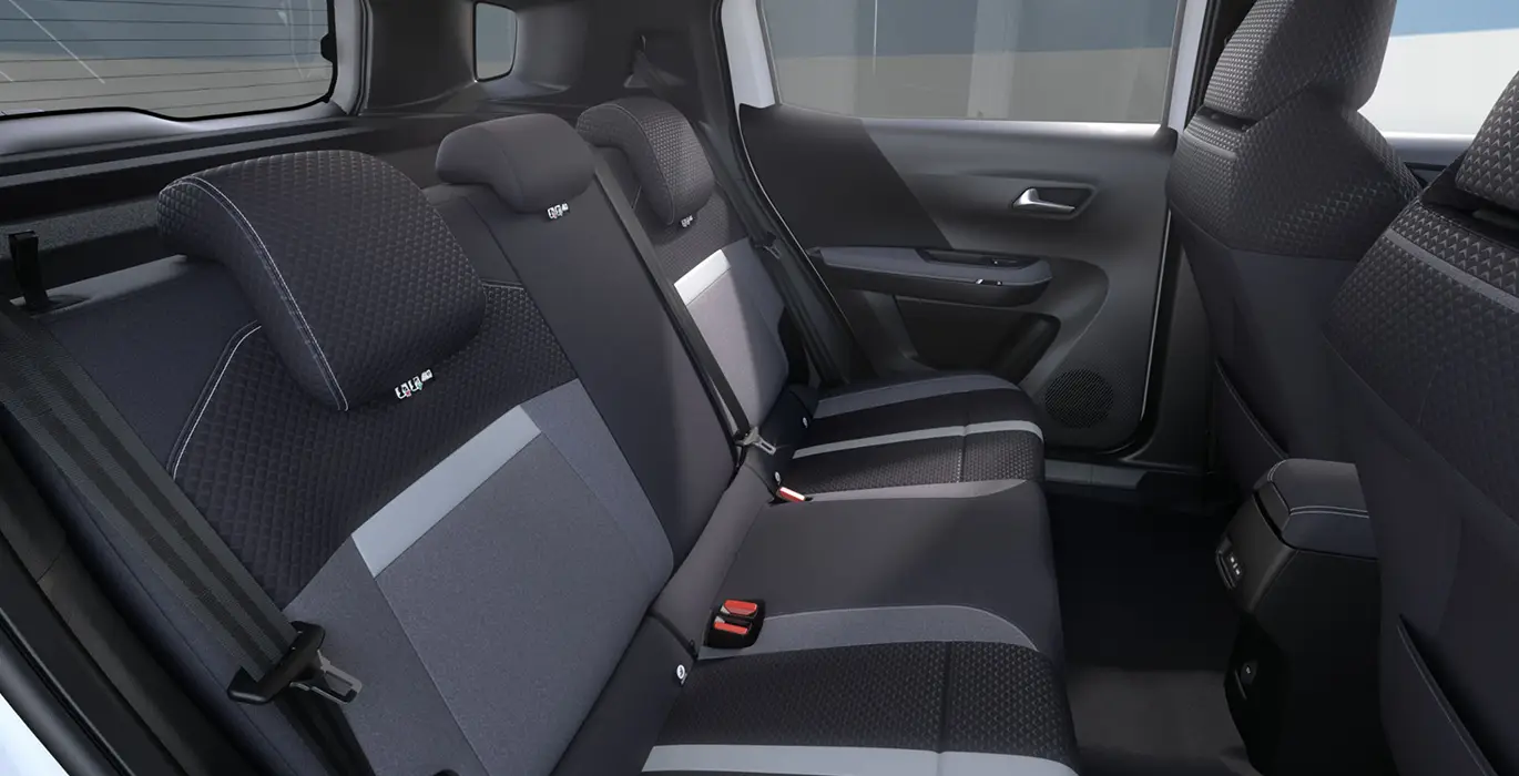 Opel Frontera GS 1.2T XHT Hybrid eDCT6 81kW interior trasera | Avanti Renting