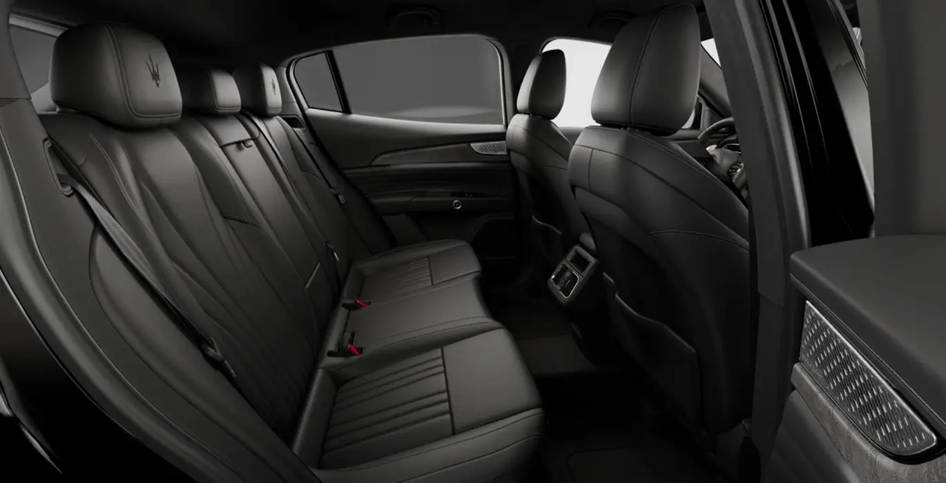 MASERATI Grecale L4 MHEV 300CV AWD interior trasera | Avanti Renting