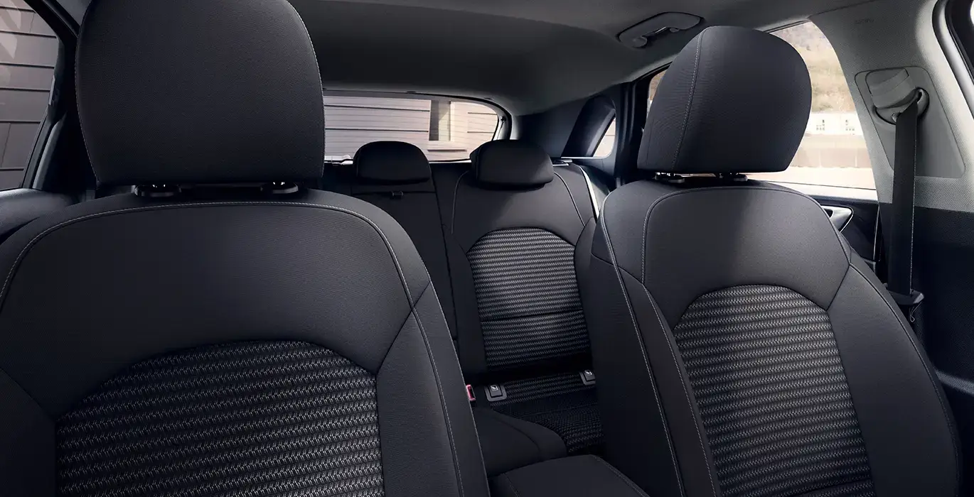 KIA Sportage 1.6 CRDi MHEV Business 4x2 DCT 3 KIA Sportage 1.6 CRDi MHEV Business 4x2 DCT interior trasera | Avanti Renting