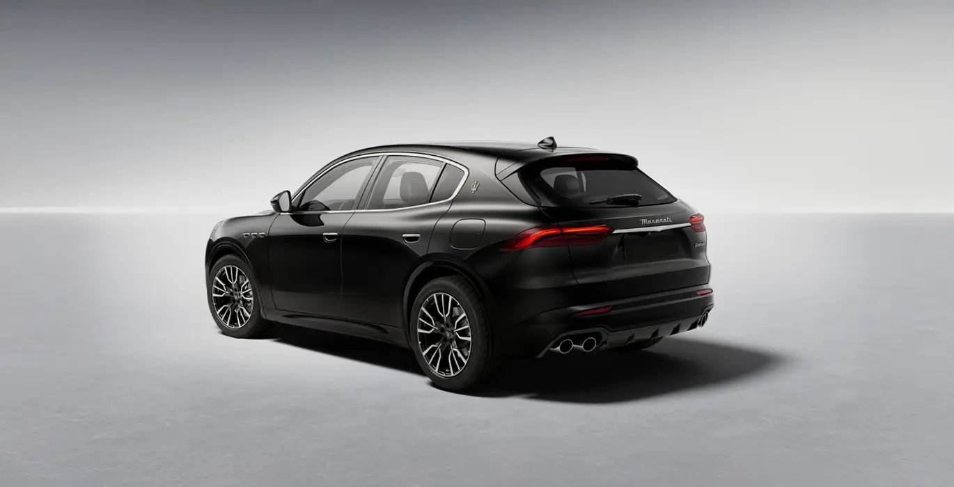MASERATI Grecale L4 MHEV 300CV AWD II negro trasera | Avanti Renting