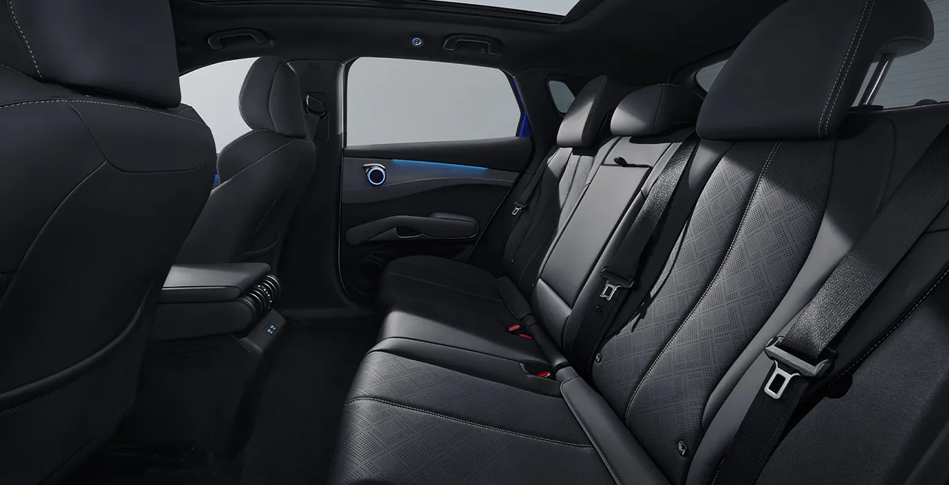 BYD ATTO 3 EVO Design RWD interior trasera | Avanti Renting