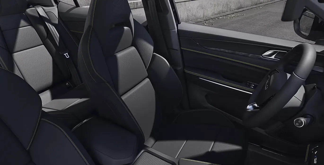 Lynk Co 01 Core interior delantera II | Avanti Renting
