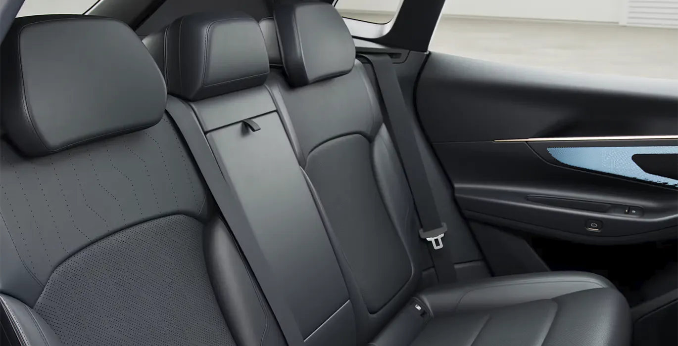 Lynk Co 08 1.5 PHEV Core interior trasera | Avanti Renting