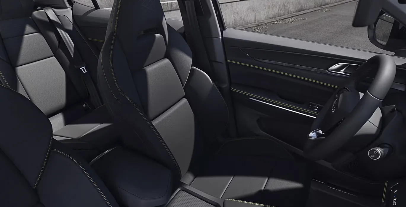 Lynk Co 01 1.5 PHEV Core interior delantera II | Avanti Renting