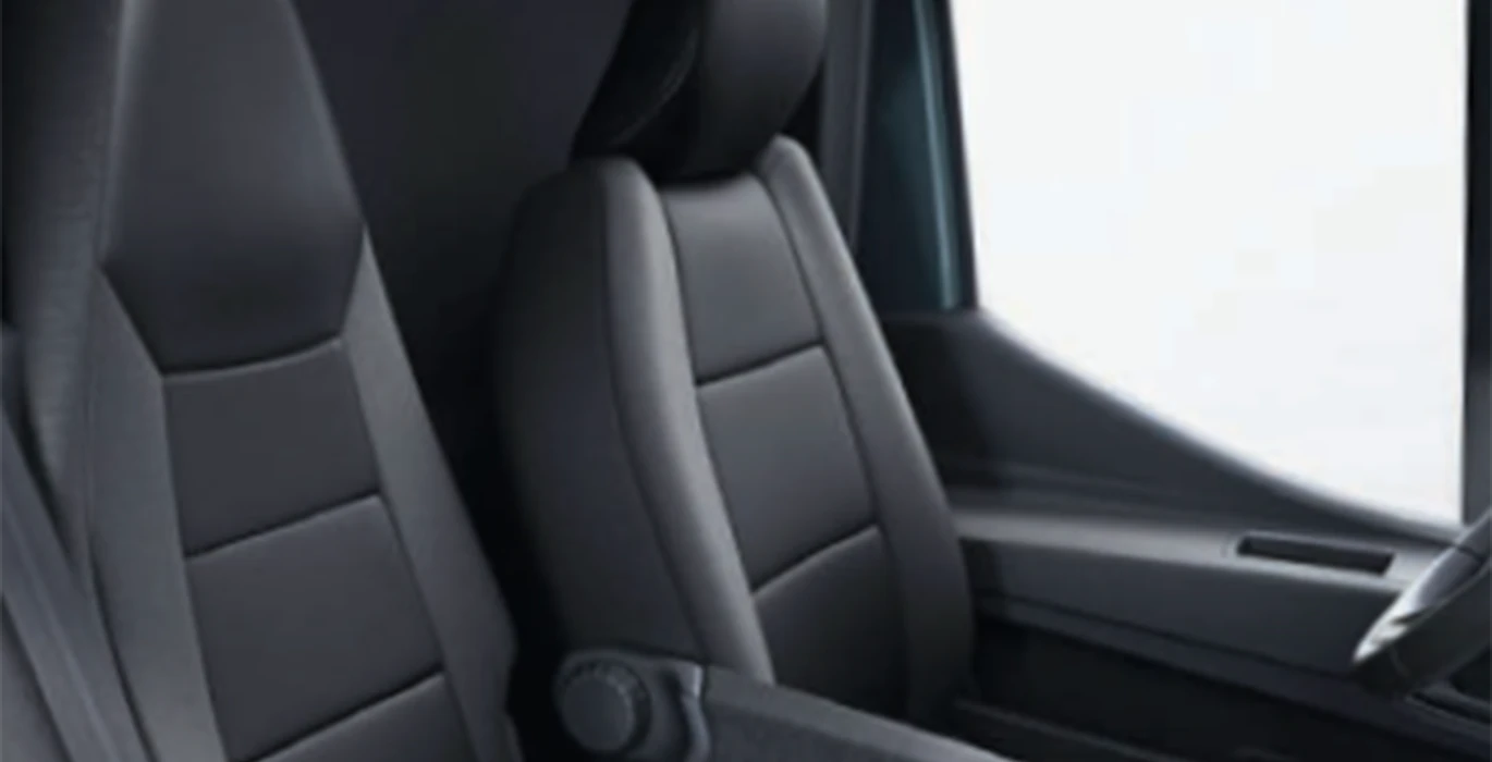 Nissan Interstar L2H2 3.5T 2.3dCi FWD Acenta interior asientos | Avanti Renting