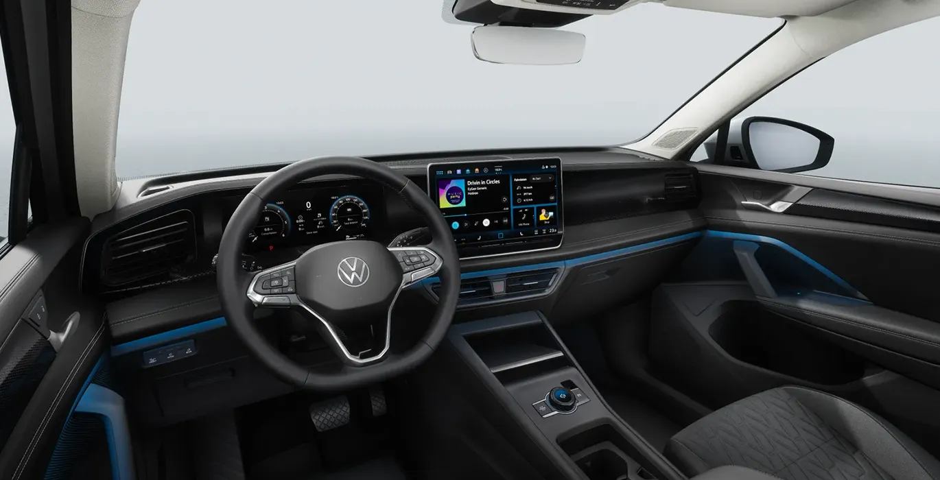 Volkswagen Tiguan Mas 1.5 eTSI DSG interior delantera | Avanti Renting