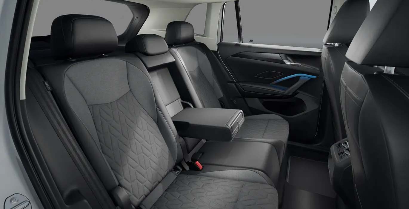 Volkswagen Tiguan Mas 1.5 eTSI DSG interior trasera | Avanti Renting