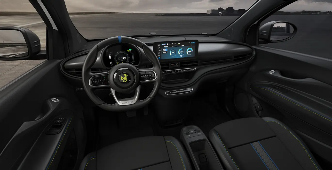 Abarth 500e 42kWh interior delantera | Avanti Renting