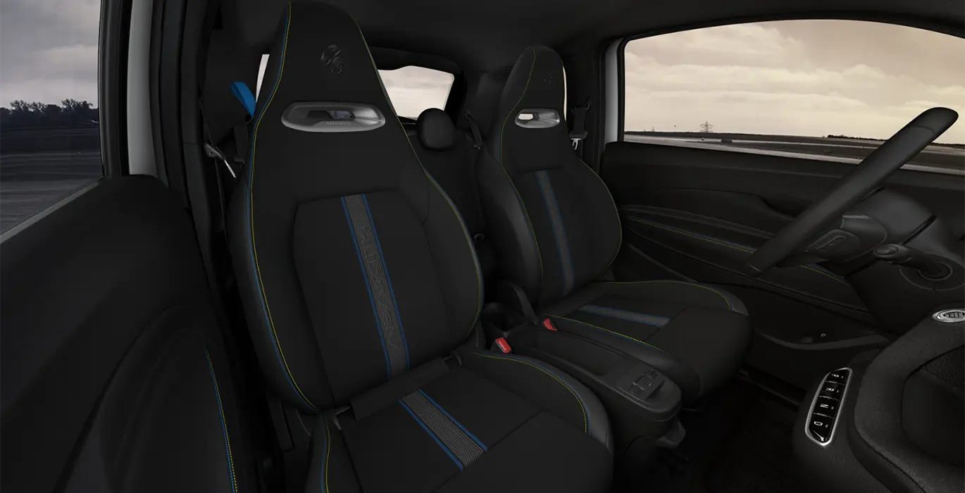 Abarth 500e 42kWh interior trasera | Avanti Renting