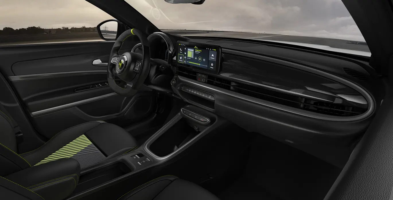 Abarth 600e Turismo 4 Abarth 600e Turismo interior delantera II | Avanti Renting