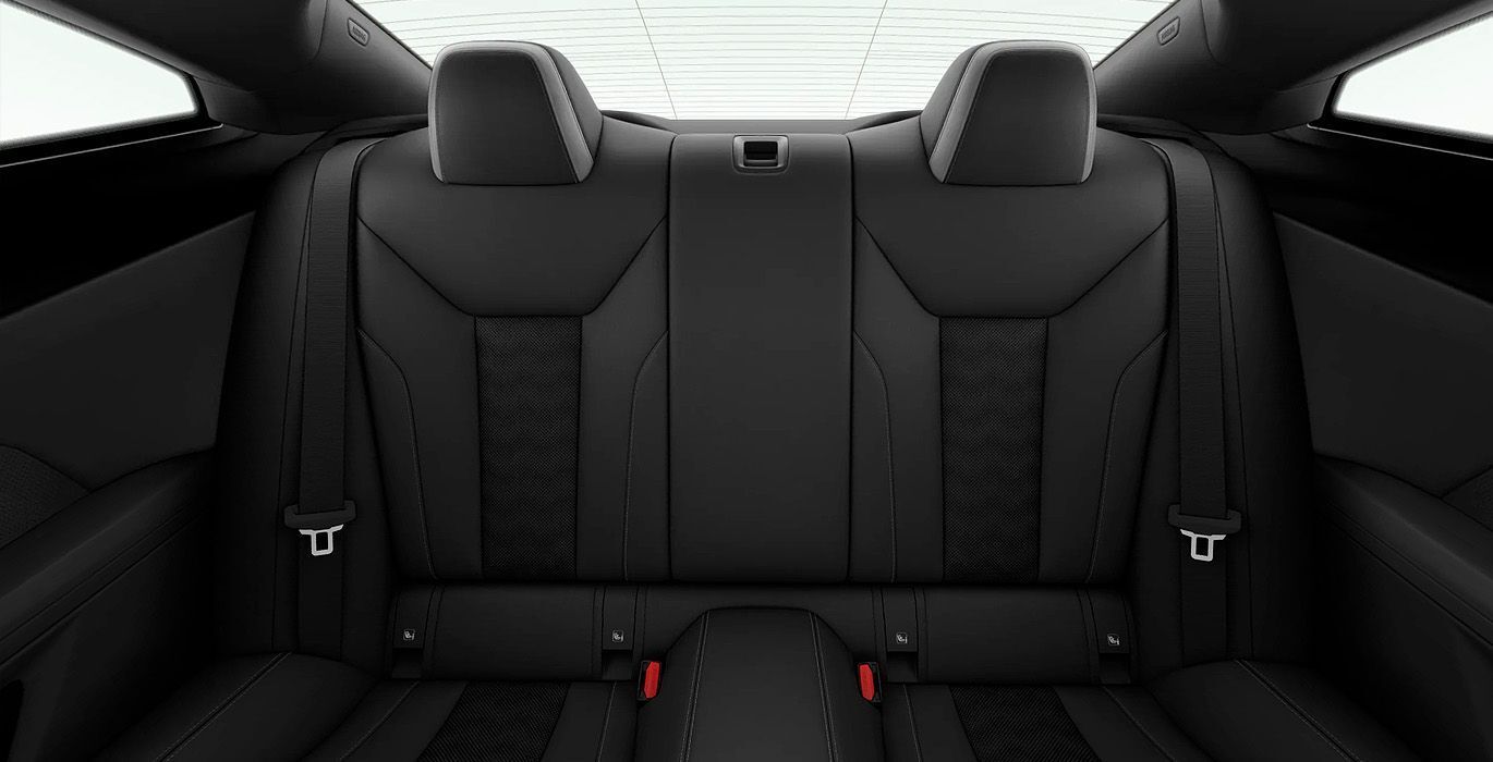 BMW M4 Competition Coupé 3 BMW M4 Competition Coupe interior trasera | Avanti Renting