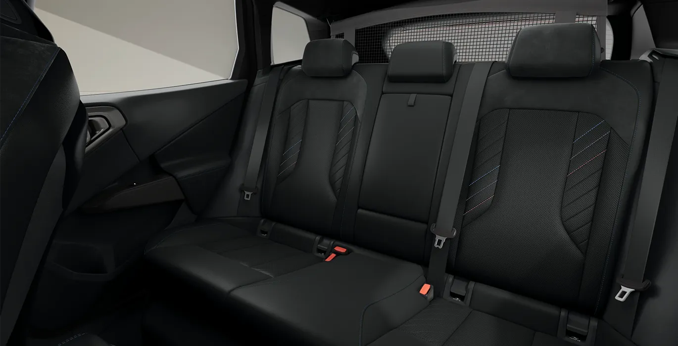 BMW X3 30e xDrive interior trasera | Avanti Renting