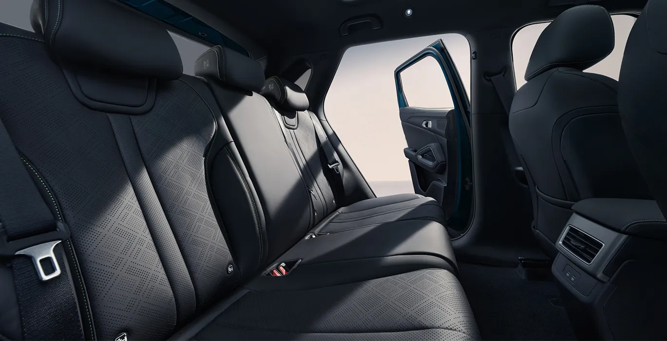 BYD ATTO 2 DM i Active interior trasera | Avanti Renting