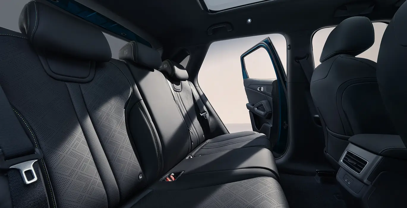 BYD ATTO 2 DM i Boost interior trasera | Avanti Renting