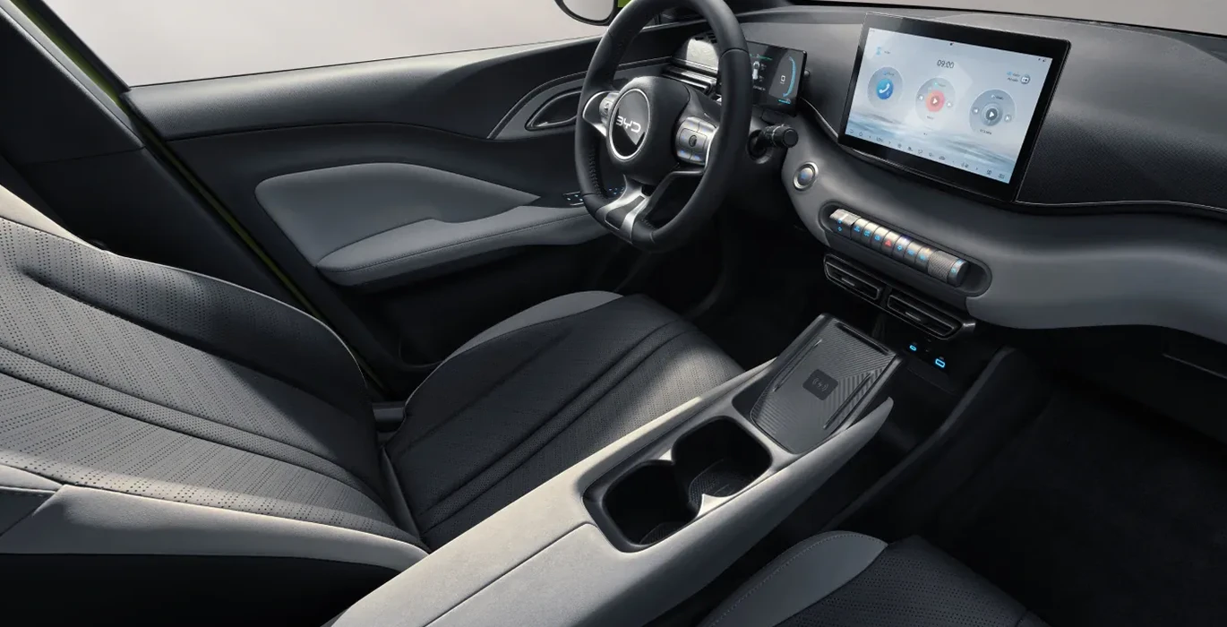 BYD Dolphin Surf Boost interior delantera II | Avanti Renting