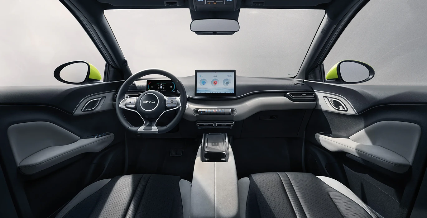 BYD Dolphin Surf Boost interior delantera | Avanti Renting