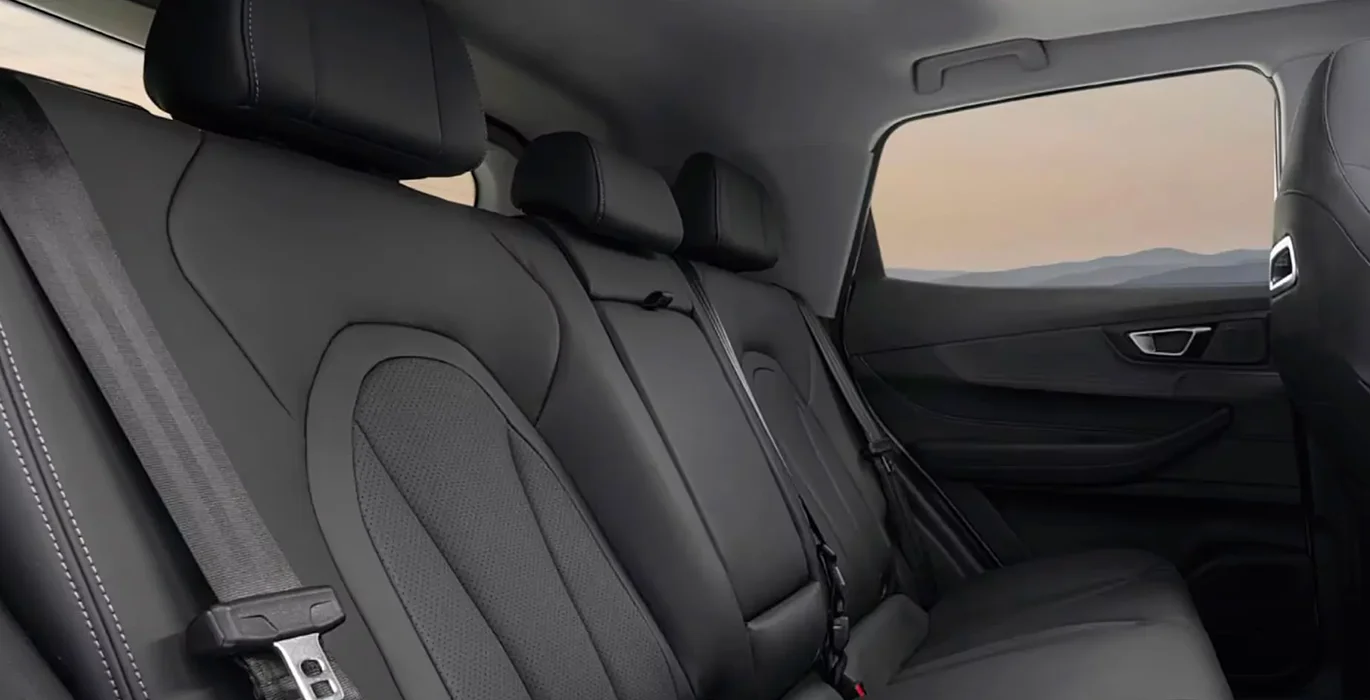 EBRO s400 1.5 DHE HEV Excellent CVT interior trasera | Avanti Renting